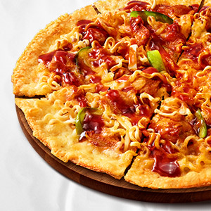 Spicy Meaty Ramyun Pizza